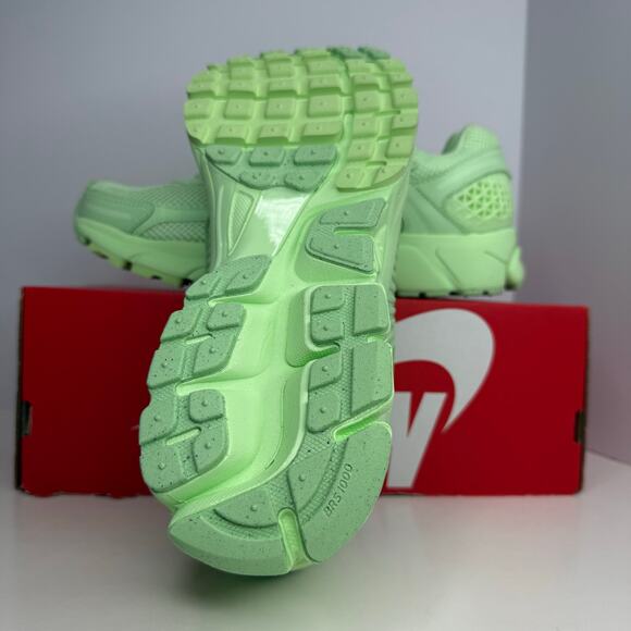 Nike Zoom Vomero 5 Vapor Green Size 9.5 Men - Picture 3 of 8